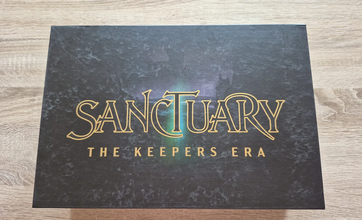 Sanctuary: The Keepers Era, Kickstarter Edition mit 4 Playmats, Artbook und Sleeves